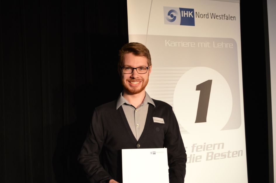 Christoph Schulte schloss seine Ausbildung zum Fachinformatiker Anwendungsentwicklung bei der gds GmbH mit der Note "sehr gut" ab und wurde dafür von der IHK ausgezeichnet