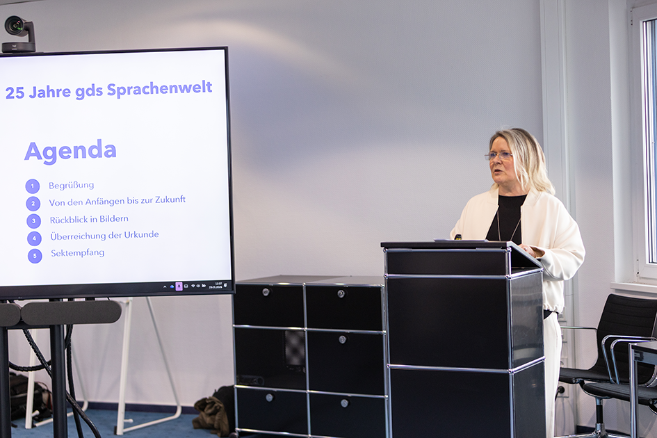 Geschäftsführerin Michaela Gorisch hält eine Rede zum Jubiläum der gds Sprachenwelt
