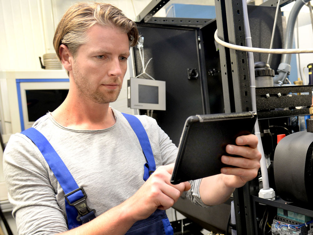 Consistent digitalisation: Over the course of one year, this means 25,000 fewer manuals and 1.3 million fewer sheets of printed paper.