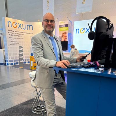 Thorbjörn Ringkamp richtet einen Computer ein