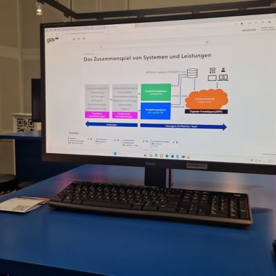 Die Monitore sind bereit für die Präsentationen der innovativen gds-Systeme und -Konzepte ...