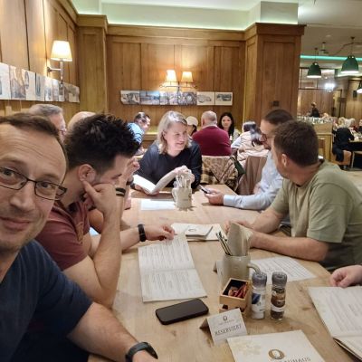 Nichts schmeckt besser als der Erfolg im Team! Aber das schwäbische Essen ist auch sehr gut ...