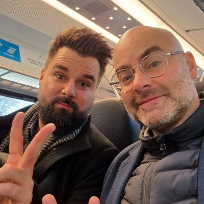 Auf dem Weg zur Messe und zu früher Stunde schon wie aus dem Ei gepellt