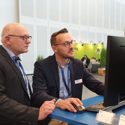Tobias Kreimann bereitet sich auf seinen Dercom-Vortrag vor